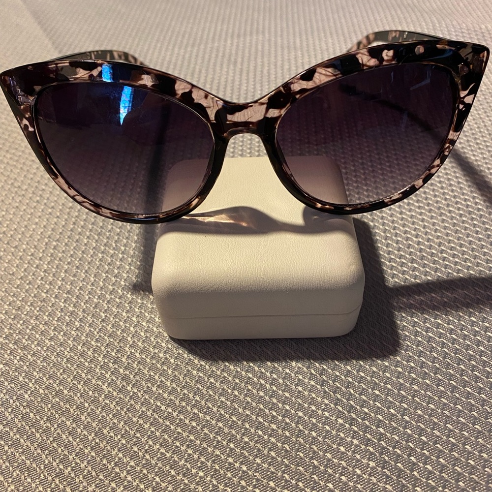 NWOT Pink & black sunglasses